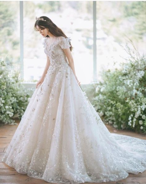 Korean Bride Dress, Korean Wedding Gown, Wedding Dress Korean Style, Western Style Wedding Dress, Wedding Dresses Korean, Gaun Tulle, Christian Wedding Gowns, Korean Wedding Dress, Simple Wedding Gowns