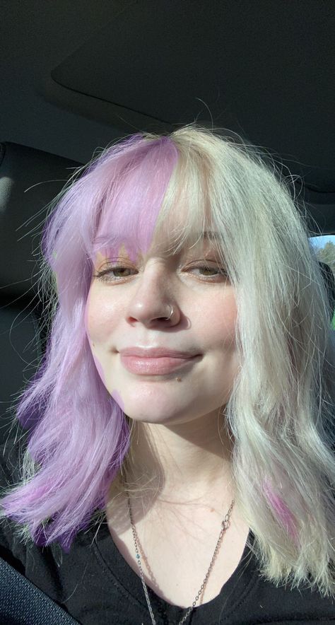 Half White Half Purple Hair, Purple Hair With White Streaks, Purple And White Hair Split, Purple Bangs Blonde Hair, Blonde And Blue Split Dye, Purple Hair Dye Ideas For Blondes, Pastel Split Dye, Split Dye Ideas, Hairdye Ideas Short Hair