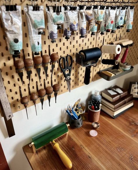 Printmaking Studio Organization, Art Studio Pegboard, Workshop Pegboard Organization, Printmaking Studio Home, Warhammer Organization, Home Art Studio Organization, Rangement Art, Dream Art Studio, Wooden Pegboard