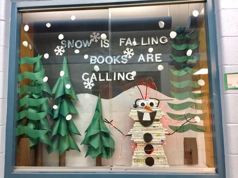 Christmas Library Bulletin Boards, Library Display Ideas, Christmas Library Display, Fall Library Displays, Winter Library, School Library Book Displays, Lilac Room, School Library Decor, Chillin With My Snowmies