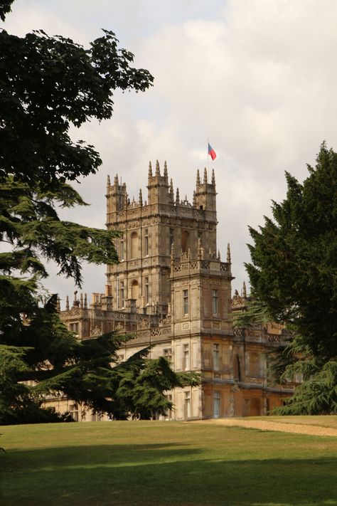 . British Castles, Hampshire England, Highclere Castle, English Castles, Castles In England, English Manor, Manor Houses, Chateau France, Beautiful Castles