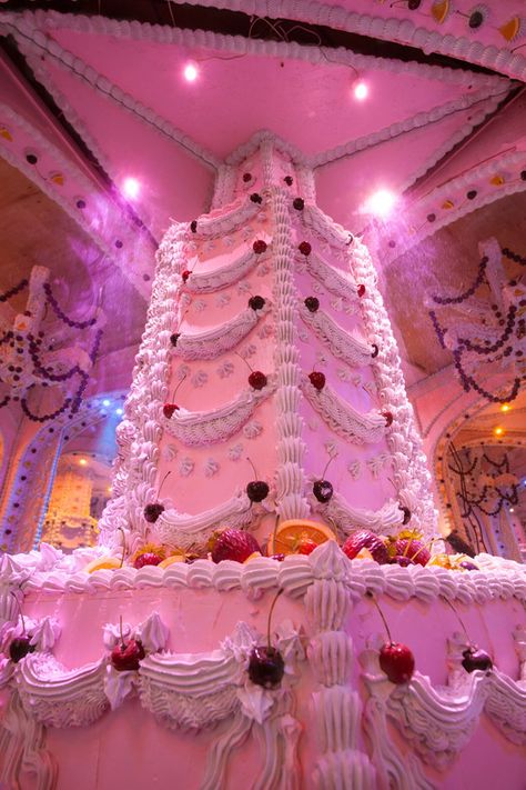 Well, our collective prayers have been answered! You can now experience 7,000 square feet of floor-to-ceiling CAKE. Willy Wonka Factory, Cake Castle, Giant Cake, Castle Crafts, Candy Castle, Baking Games, Big Cakes, Sweet 16 Parties, Tee Set