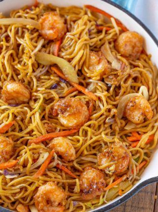 Chow Mein with Shrimp Best Lo Mein Recipe, Shrimp Chow Mein, Chow Mein Recipe, Dinner Then Dessert, Lo Mein Recipes, Chinese Takeaway, Chinese Rice, Chow Mein Noodles, Chinese Food Recipes