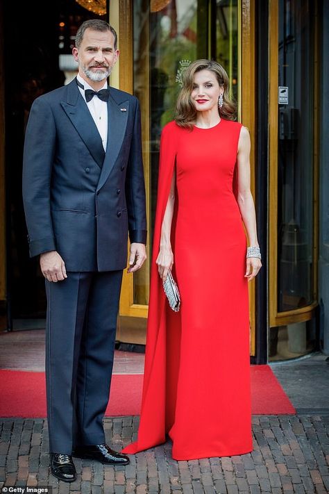 Princess Letizia, Cape Gown, Style Royal, Estilo Real, Red Gowns, Glamorous Style, Cape Dress, Queen Letizia, Spanish Style