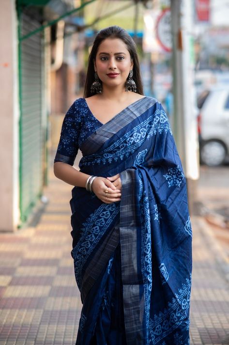 *new arrivals* Indigo special Rf- BATIK INDIGO SPECIAL. Quality- soft silk slub woven saree with batik print deaign. Blouse- runing batik printed blouse. Rate-820 Full length 6.30 meters. Indigo Saree, Blouse Designs Catalogue, Saree Poses, Gold Mangalsutra Designs, Saree Photoshoot, Batik Print, Mangalsutra Designs, Blue Saree, Batik Prints