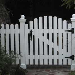 Garden Gate Design Ideas, Pictures, Remodel, and Decor - page 22 Picket Fence Gate, Picket Gate, Diy Bamboo, Garden Gate Design, Fence Plants, Yard Fence, Front Yard Fence, Cedar Fence, White Picket Fence