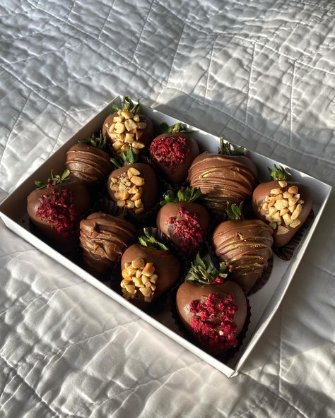 🍓 Dozen Freestyle Mix Chocolate Covered Strawberries #chocolatecoveredstrawberries Mix Chocolate, Chocolate Covered Strawberry, Covered Strawberries, Chocolate Covered Strawberries, Chocolate Covered, Chocolates, Strawberries, Gifts, Pins