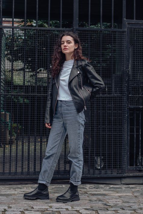 Casual Grunge, Chunky Chelsea Boots, Black Boots Outfit, Walks In London, Botas Chelsea, Outfit Mujer, Chelsea Boots Women, London Shoes, The Walk