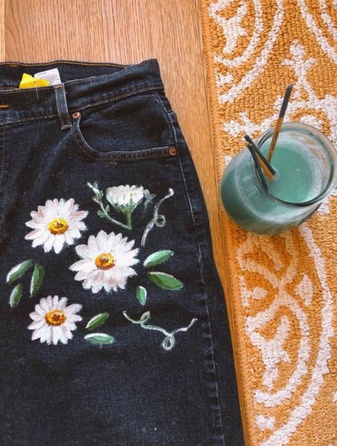 Painting On Jeans, Jeans Painting, Jean Diy, Painted Clothes Diy, Diy Tumblr, Diy Jeans, Denim Art, Diy Vetement, Thrift Flip