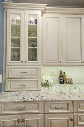 Ivory Kitchen Cabinets, Ivory Cabinets, Glazed Kitchen Cabinets, Cream Kitchen Cabinets, Ivory Kitchen, Taupe Kitchen, Kitchen Colours, Model Dapur, Kitchen Colour