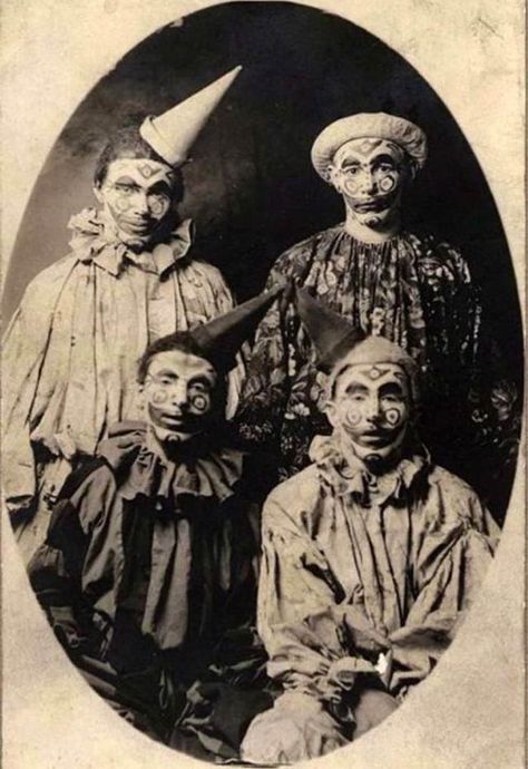 38 Ridiculously Creepy Old School Clowns - Creepy Gallery Vintage Bizarre, Cirque Vintage, Clown Photos, Creepy Circus, Old Circus, Pierrot Clown, Dark Circus, Clown Halloween, Creepy Vintage