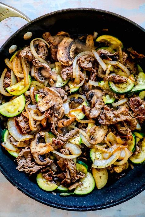 Healthy Top Sirloin Steak Recipes, Dinner Recipes Roast Beef, Beef Zucchini Mushroom Recipes, Healthy Recipes Steak, Keto Meals Without Cheese, Steak Zucchini Recipes, Ww Steak Recipes, Sliced Steak Dinner Ideas, Keto Cheesesteak