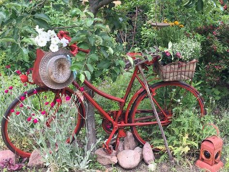 45 Adorable Yard Landscapes Inspired By Using Old Bicycles Beautiful Flower Names, Chicken Coop Designs Diy, Flower Bike, Bike Planter, Bicycle Decor, Old Bicycle, Garden Junk, Push Bikes, Recycled Garden