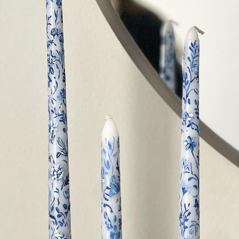 Easter Candles Ideas, Blue Bridal Shower Themes, French Art Prints, Diy Chinoiserie, Decoupage Candles, Candle Painting, Little Candle, Long Candles, Big Candles