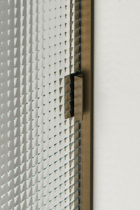 #detail #fluted #glass #brass #door #frame #crossfluted Textured Glass Door, Bathroom Door Handles, Glass Door Design, Door Handle Design, Door Handles Interior, Joinery Details, Italia Design, Door Detail, Bathroom Door