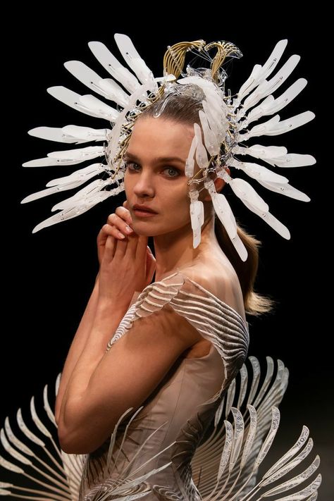 Iris Van Herpen Sensory Seas, Fashion Headpiece, Iris Van Herpen Couture, Sculptural Fashion, Iris Van Herpen, Natalia Vodianova, Cool Fashion, Fashion Runway, Artistic Hair