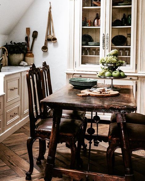 Melissa Penfold (@melissa_penfold) • Instagram photos and videos Provincial Farmhouse, Provincial Decor, French Provincial Decor, French Country Rug, French Country Dining Room, Antique Vintage Decor, Simple Holiday Decor, French Country Bathroom, Provincial Furniture