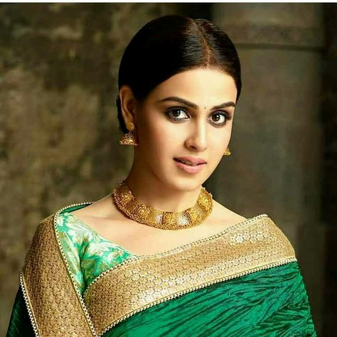 Green And Gold Combination, Genelia Dsouza, Genelia D'souza, Ileana D'cruz, Actress Without Makeup, Day 7, Satin Blouse, India Beauty, Indian Sarees