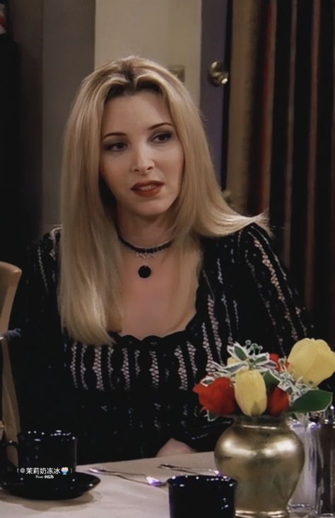 Lisa Kudrow Friends, Phoebe Buffay Outfits, Phoebe Buffay, Stylish Work Attire, Friend Outfits, Fashion Tv, Friends Tv, Friends Fashion, Pretty Hairstyles