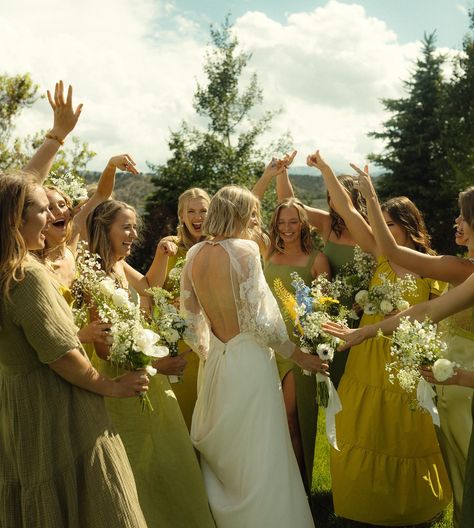 bridesmaids hyping up their best friend on their wedding day bridesmaids photos bridemaids photo ideas bridemaids photo inspo colorado ranch wedding Unique Bridesmaids Photos, Bridesmaid Group Photos, Wedding Photo Ideas Bridesmaids, Bridesmaids Aesthetic, Bridesmaid Aesthetic, Mismatched Bridal Party, Bridesmaids Poses, Bridesmaid Photography, Wedding Bridal Party Photos