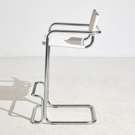 Tubular framed Bauhaus style bar stool with white imitation leather. with some scratches, wear and rust on the chrome and imitation leather parts. Tubular Chair, Bar Stool Design, Brutalist Furniture, Chrome Bar Stools, Retro Bar Stools, Design Chair, Metal Chair, Designer Bar Stools, Mini Desk