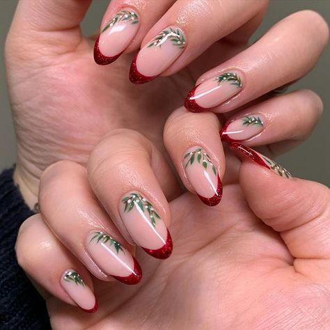 50+ Christmas Nails You Need To Try This Year! - Prada & Pearls Sparkle Tips, Christmas Nail Colors, Nail Art Noel, Holiday Nails Christmas, Red Christmas Nails, Plain Nails, Cute Christmas Nails, Christmas Gel Nails, Ruby Slippers