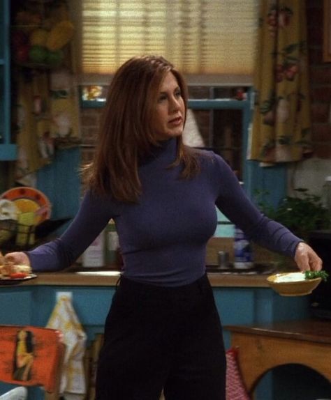 Jennifer Aniston looks amazing in a tight sweater as Rachel Green on Friends Jennifer Aniston Outfits, Friends Jennifer Aniston, Rachel Green Style, Rachel Green Outfits, Rachel Friends, Jennifer Aniston Hair, Jenifer Aniston, Jen Aniston, 90s Inspired Outfits