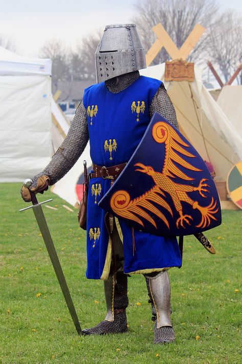 Thirteenth century knight in a replica of the Bolzano helm… | Flickr 13th Century Knight, Chivalry 2, Great Helm, Medieval Warfare, Century Armor, Medieval Armour, Medieval Garb, Armor Clothing, Ancient Warfare