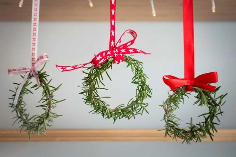 Rosemary Wreath Diy, Rosemary Cuttings, Rosemary Diy, Rosemary Wreath, Herb Wreath, Kitchen Wreath, Vintage Animals, Kitchen Herbs, Small Wreaths