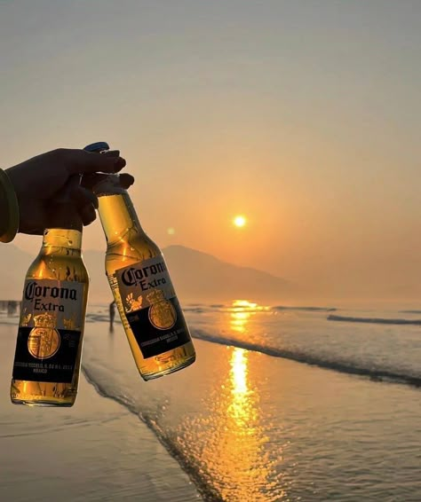 Beer Aesthetic Drinking, Beer Photography, Beer Cheers, Vision Board Images, Beach Drinks, Alcohol Aesthetic, Kiawah Island, Beach View, Beach Aesthetic