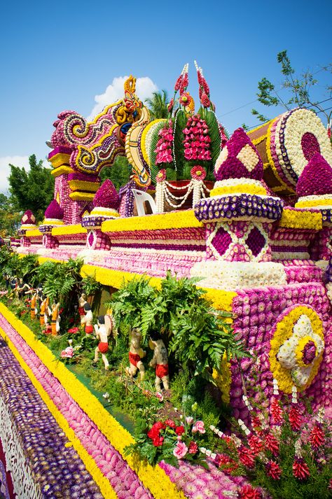 Songkran Festival, Gardens Of The World, Visit Thailand, Flower Nail Designs, Flower Festival, Most Beautiful Gardens, Flower Sculptures, Beautiful Flowers Garden, Most Beautiful Flowers