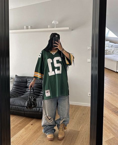 Oversized Baseball Jersey Outfit Women, Hockey Jersey Outfit Woman Oversized, 2000s Jersey Outfit, 2000s Fashion Jersey, Y2k Jersey Outfit, Nfl Jersey Outfit Women Style, Hockey Jersey Outfit Woman, Nfl Jersey Outfit, Oversized Baseball Jersey