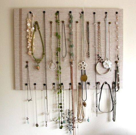 Cover a corkboard in linen for a flexible necklace display. | 33 Clever Ways To Organize All The Small Things Porta Colares Ideas, Diy Corkboard, Storage Hacks Diy, Jewelry Storage Diy, Jewellery Storage Display, Jewerly Organizer, Diy Jewelry Display, Diy Jewelry Holder, Retail Displays