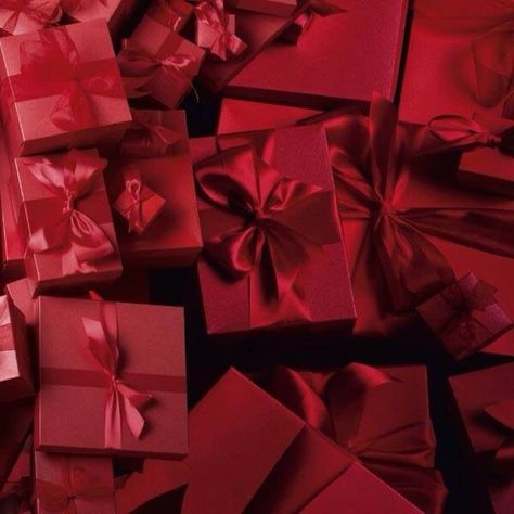 Red Wrapped Presents, Red Gift Wrap, Christmas Gift Wrapping Ideas Red, Red Wrapping Paper Ideas, Red Christmas Wrapping Paper, Red Christmas Wrapping Ideas, Red Gift Wrapping Ideas, Dark Red Christmas Aesthetic, Red Wrapping Paper Christmas