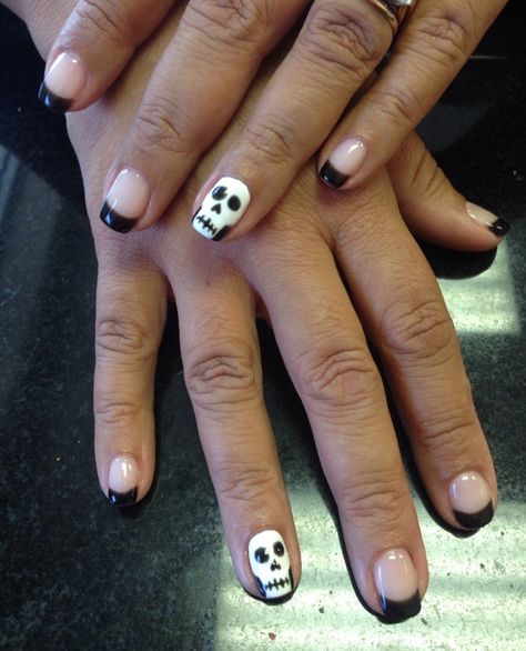 Simple Skull Nail Art, Skeleton Nails Designs, Skeleton Halloween Nails, Skeleton Nail Art, Halloween Short Nails, Spooky Manicure, Skeleton Nails, Skull Nail Art, Nail Designs For Short Nails