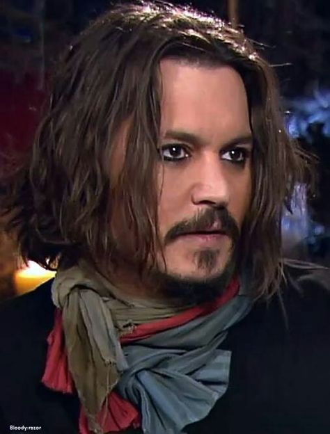 Johnny Depp Johnny Depp Eyeliner, Rock Eyeliner Men, Mens Smokey Eye Makeup, Men Smokey Eye, Guy Eyeliner, Pantomime Makeup, Smudgy Eyeliner, Guy Liner, Johnny Depp Fans