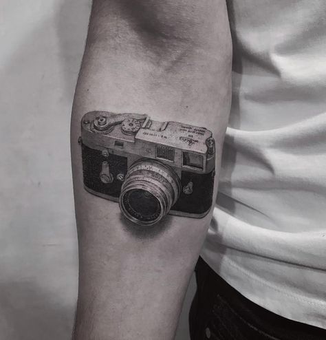 Leica M2 camera, men's forearm piece done in black and grey by COLDGRAY. Watermelon Tattoo, Camera Tattoo Design, Camera Tattoo, Tattoo Photography, London Tattoo, Painting Tattoo, 3d Tattoo, Head Tattoos, Grey Tattoo