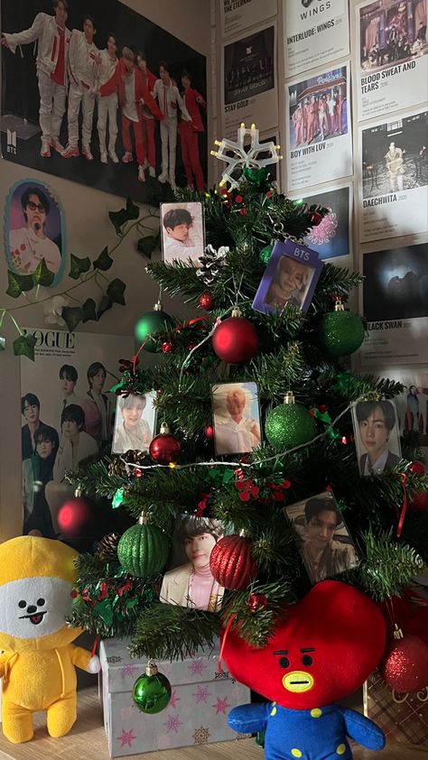 Kpop Christmas Tree, Bts Christmas Tree, Singing Christmas Tree, Vhope Fanart, Bts Christmas, Bts Happy Birthday, Pc Photo, Diy Bottle Crafts, Christmas Room Decor