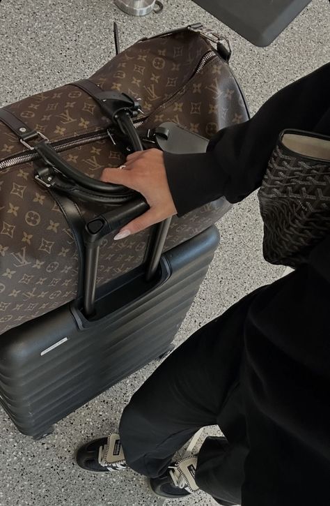 Packing Bags Aesthetic, Luggage Aesthetic, Estilo Zendaya, Aesthetic Designer, Airport Aesthetic, Catch Flights, Designer Luggage, Mum Fashion, Super Rich Kids