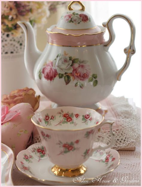 Decoration Shabby, Smart Tiles, Pretty Tea Cups, Pretty China, Teapots And Cups, China Tea Cups, My Cup Of Tea, Rose Cottage, Chocolate Pots