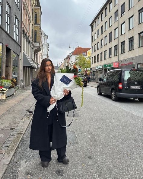 Naomi Anwer, Black Outfits, Winter Outfit Inspiration, October 10, Baby Winter, Paris Travel, Cute Fits, Stylish Fashion, Winter Looks