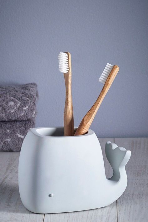 Whale Bathroom, Pottery Toothbrush Holder, Decoration Beton, Ceramic Toothbrush Holder, Toothbrush Holders, Tanah Liat, Diy Ceramic, Keramik Design, Bathroom Accessories Sets