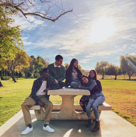 Group Photo Poses Outdoor, Group Photoshoot Ideas Outdoor, Group Outdoor Photoshoot, Gryffindor Photoshoot, Group Photos Outdoor, Candid Group Photos, Park Photo Ideas, Homecoming Photoshoot, Vintage Aesthetic 90s