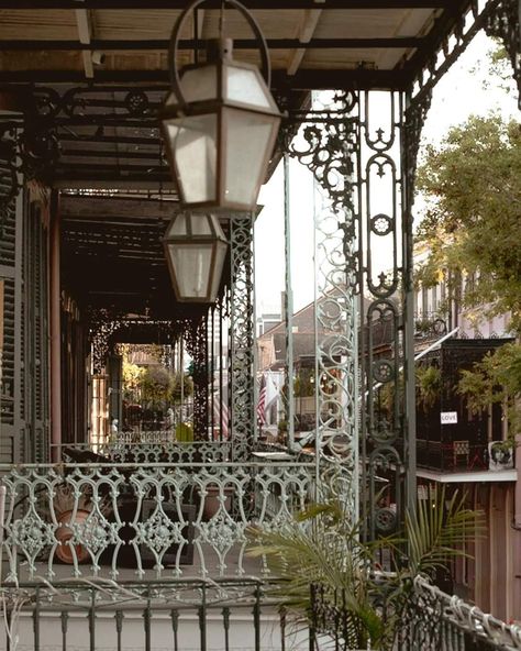 New Orleans Aesthetic, New Orleans Apartment, San Myshuno, Visit New Orleans, New Orleans Travel, Apartment Aesthetic, Green Rooms, Urban Living, House Room