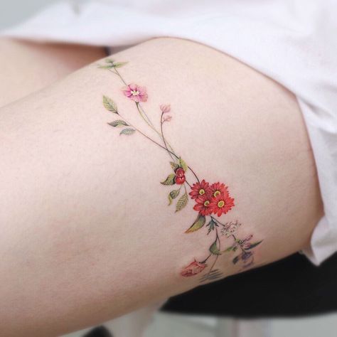 Floral band by Haeny, a travelling artist based at Sol Tattoo Studio in Seoul, South Korea. Tattoo Pierna Mujer, Daisy Chain Tattoo, Thigh Garter Tattoo, Thigh Band Tattoo, Leg Band Tattoos, Upper Leg Tattoos, Wreath Tattoo, Thigh Band, Garter Tattoo