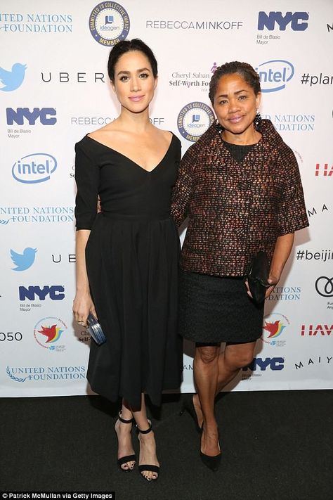 Meghan Markle's mother, Doria Ragland (right) was spotted over the weekend visiting Oprah Winfrey at her home in California, just three weeks ahead of the royal wedding Meghan Markle Mom, Estilo Meghan Markle, Doria Ragland, Prins Harry, Prince Harry And Megan, Markle Prince Harry, Reine Elizabeth Ii, Flattering Jeans, Prince Harry And Meghan