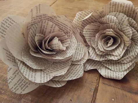 flores de papel Book Page Roses, Book Page Flowers, Page Crafts, Old Book Crafts, Easy Diy Christmas Gifts, Diy Flores, Rose Tutorial, Book Page Crafts, Newspaper Crafts