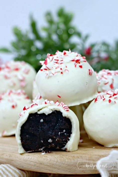 Oreo peppermint truffles are made with Oreo cookies, crushed candy canes, and cream cheese all covered in white chocolate!! Peppermint Truffles, Brownie Truffles, Peppermint Brownies, I Heart Naptime, Chocolate Candies, Oreo Truffles, Christmas Sweets, Köstliche Desserts, Holiday Foods