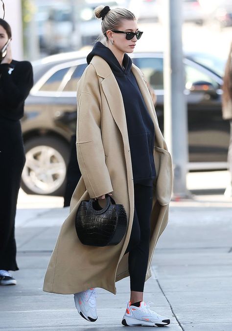 Beige Coat Outfit Winter, Winter Coat Outfits Casual, Oversized Coat Outfit, Beige Coat Outfit, Beige Winter Coat, Wool Coat Outfit, Long Beige Coat, Long Camel Coat, Coat Outfit Casual