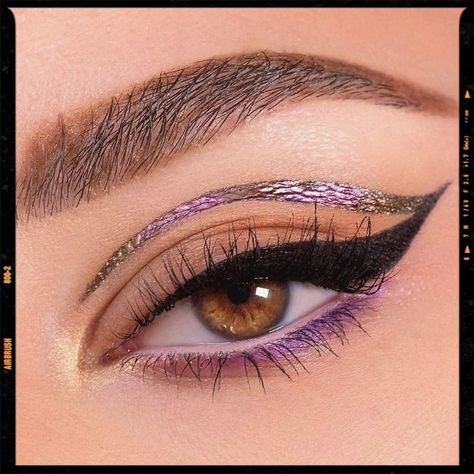 Graphic Eyeliner - Makeup Looks Inspiration Metallic Graphic Liner, Graphic Makeup Looks, 2022 Makeup, App Filter, Graphic Makeup, Airbrush App, Graphic Liner, Black Metallic, Image Editing